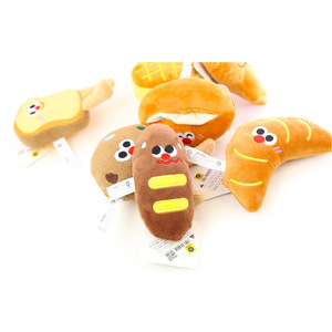 Juguetes de peluche para perros, incluyendo pescado a la plancha y bollos de piña. - Product Image 1