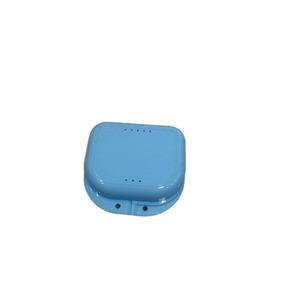 Boîte de rangement en plastique pour appareil dentaire avec trous, pour prothèses et appareils orthodontiques. - Product Image 1
