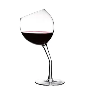 Gobelet à vin coupe rouge en verre avec tige courbée Fait à la main 350 ml Vente en gros unique sans plomb cristal décoratif personnalisé