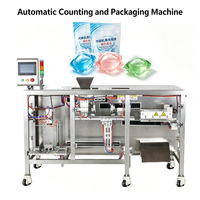 Machine de comptage et d'emballage automatique pour les dosettes de lessive et les comprimés de détergent dans des sachets à soufflet (Stand-up Pouch)