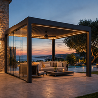 Pergola motorisée en aluminium sur mesure de luxe avec toit à lames orientables, écran en verre LED en option et accessoires d'extérieur
