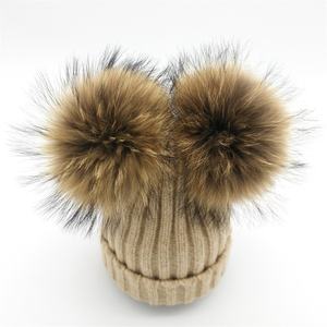 <span class=keywords><strong>Bonnet</strong></span> en laine torsadée avec oreilles en fourrure de raton laveur et double <span class=keywords><strong>pompon</strong></span> pour adultes et enfants - Product Image 1