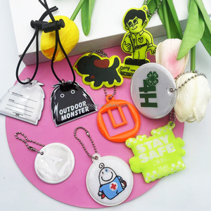 Phản chiếu tối phản chiếu Mặt dây chuyền Carabiner khuyến mại <span class=keywords><strong>Keyring</strong></span> Ngoài trời an toàn Vinyl khẩn cấp phản xạ Keychain - Product Image 4
