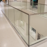 Système de balustrade en verre sans cadre à fixation en surface pour terrasse extérieure