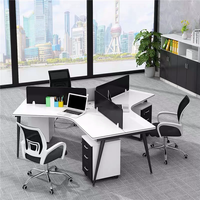 Ensemble de bureau moderne modulaire commercial avec table d'ordinateur et chaises, poste de travail pour 4 personnes, cloison de séparation, table pour le personnel