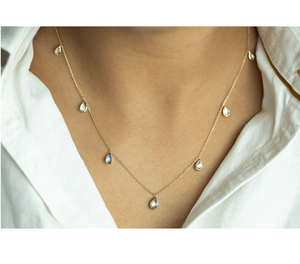 Collier ras du cou minimaliste en or 14 carats avec pierre de lune arc-en-ciel en forme de goutte, bijou raffiné, cadeau de mariage pour mariée - Product Image 1