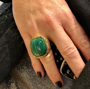 Винтажные бронзовые широкие кольца с натуральным лазуритом, бирюзой, розовыми кристаллами и малахитом. Оптовая продажа ювелирных изделий от производителя. - Product Image 4