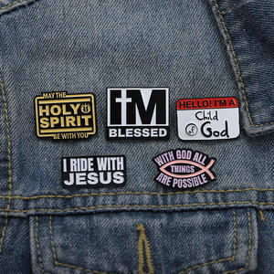 5 أنماط جديدة من دبابيس الأزرار المعدنية المطلية بالمينا الناعمة بتصميم الأبجدية الإنجليزية والعبارات الدينية المسيحية والكتابية - Product Image 3