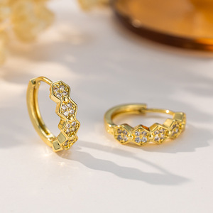 Pendientes de Aro con Diseño Floral Incrustado con Circonitas en Oro de 18K, Joyería para Regalo - Product Image 1