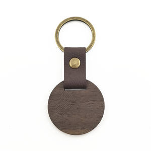 Porte-clés personnalisés en bois de noyer massif, écologiques, faits à la main, design rectangulaire et rond, pour mariage - Product Image 2