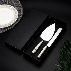 Ensemble de 4 ustensiles à dessert en acier inoxydable avec manche perlé : couteau à gâteau, fourchette, spatule – Non toxique, forme rectangulaire, couleur unie - Product Image 2