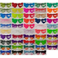 Cadeaux de mariage bon marché en gros lunettes sans monture couleur bonbon prix PC lunettes pour dames amour et roses protection UV400 lunettes de soleil cœur pour femmes