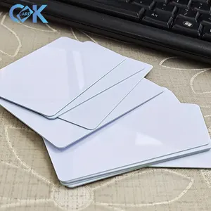 Cartes en PVC blanc vierge de taille Standard imprimable thermiquement avec un matériau de couleur verte à la centrale