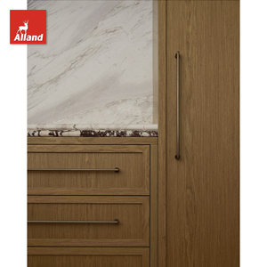 Armoires de cuisine Alland de style luxueux en chêne blanc, portes shaker, finition en <span class=keywords><strong>bois</strong></span> naturel teinté, avec panneau à lattes et îlot central - Product Image 5