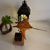 Met de hand gesneden ornament van zwarte walnoot met duivelvismotief, oplaadbaar bureau-decoratie van massief hout, uniek Valentijnscadeau voor thuis