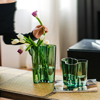 Vas Kaca Tiup Tangan Terinspirasi Danau Legendaris Finlandia, Wadah Bunga Kreatif Desainer, Ornamen Gaya Nordik untuk Rangkaian Bunga