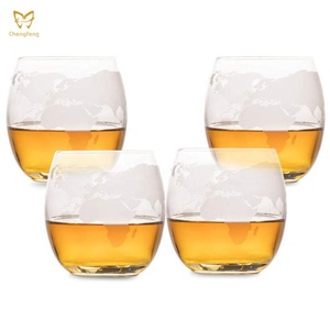 Verre à whisky gravé avec un design de carte du monde, verre à whisky globe pour vodka et rhum - Product Image 3
