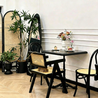 Ensemble de meubles de restaurant en bois massif durable et personnalisable, fauteuil en rotin tressé, table design écologique pour bistro moderne