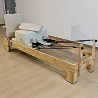 Máquina de Pilates Reformer Telescópica Profesional Comercial de Roble de Tamaño Completo Personalizada con Resortes Duraderos y Caja para Ejercicios de Yoga y Fortalecimiento del Core