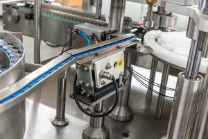 Machine <span class=keywords><strong>de</strong></span> <span class=keywords><strong>remplissage</strong></span> automatique <span class=keywords><strong>de</strong></span> flacons et seringues par le bas, pour liquides et gouttes, avec processus <span class=keywords><strong>de</strong></span> lavage, <span class=keywords><strong>remplissage</strong></span> et assemblage <span class=keywords><strong>de</strong></span> tuyaux - Product Image 4