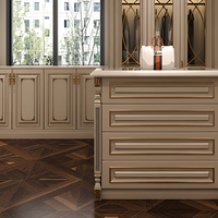 Îlot à bijoux élégant avec plateau en marbre et plateaux en velours pour suite de chambre principale de luxe