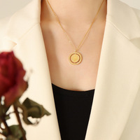 Collier pendentif tendance en acier titane anti-décoloration, motif pièce de monnaie reine en relief vintage, pour femme