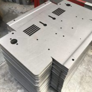 Pièces en tôle d'aluminium empilées avec découpes et trous pour usage industriel, traitement complet de la surface - Product Image 1