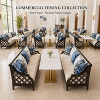 Ensemble de chaises et tables rembourrées pour restaurant avec plateau en pierre frittée et base à colonne unique en or brossé pour salle à manger d'hôtel