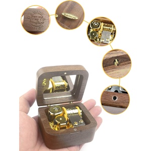Caja de música de madera de arce cuadrada personalizada Ever Bright 2025 Mini cuerda con canción "You Are My Sunshine" para regalos de cumpleaños - Product Image 2