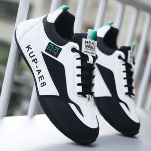 รองเท้าลำลองสำหรับผู้ชาย KUP AE8 แบบสวม หุ้มข้อต่ำ บุผ้าตาข่าย สีสันตัดกัน ส้นแบน น้ำหนักเบา สไตล์สปอร์ต - Product Image 2