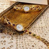 Nouvelle montre vintage pour femme avec pierres précieuses colorées, bijoux rétro personnalisés de luxe léger, montre-bracelet dorée noble, petite et mignonne