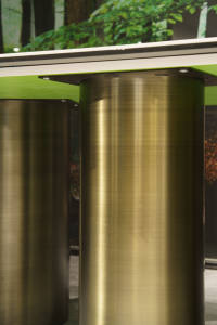 Tavolo da Pranzo Ovale di Lusso Leggero con Piano Asimmetrico e Massiccia Base Dorata a 3 Gambe - Product Image 5