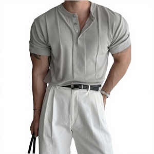 เสื้อยืดแขนสั้นทรงเข้ารูป คอเฮนรี่ ดีไซน์เรียบง่าย ระบายอากาศได้ดี เหมาะสำหรับใส่ทำงานในฤดูร้อน สำหรับผู้ชาย - Product Image 2