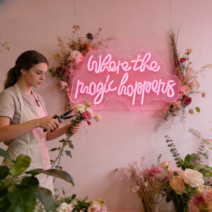 Letrero LED de Neón 'Aquí se suceden los milagros', Decoración Creativa de Pared para Hogar, Bares y Cafés - Product Image 3