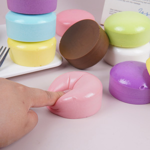 Jouets anti-stress en forme de mini gâteau coloré réaliste en PU, à montée lente, en forme de pain, vente en gros - Product Image 2