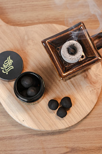 Encens solide classique populaire du Moyen-Orient Bukhoor S Logo 25g, parfum naturel riche, longue durée de combustion, pour la maison et les salutations. - Product Image 3