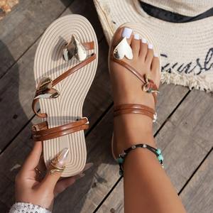 Sandalias de verano con botones decorativos en forma de corazón, sandalias de suela plana con diseño sin cordones y cordones adjuntos, chanclas de playa. - Product Image 3