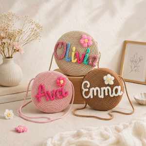 Petit sac à main en paille tissée personnalisé, nom et fleur 3D personnalisés, sac bandoulière rond, cadeau d'anniversaire ou de baptême pour petite fille - Product Image 3