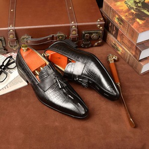 Zapatos ejecutivos de estilo italiano hechos a mano, mocasines con borlas para hombre, Marrón Habana, textura exótica genuina, piel de vaca, zapatos de vestir de oficina CEO - Product Image 1