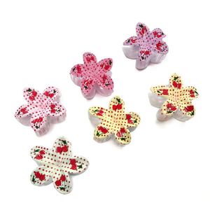 Fermaglio per capelli a forma di frangipani con stampa ciliegia, 8 cm - Product Image 1