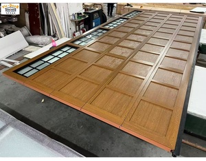 <span class=keywords><strong>Porte</strong></span> de <span class=keywords><strong>garage</strong></span> en acier galvanisé isolé en mousse PU à panneaux sectionnels superposés avec cadre en aluminium à grain de bois avec supports de vent - Product Image 1