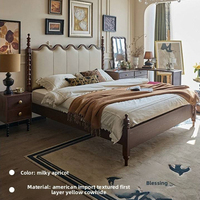 Lit double vintage français en chêne massif avec tête de lit rembourrée ondulée et pieds à tiges, mobilier de chambre principale en gros
