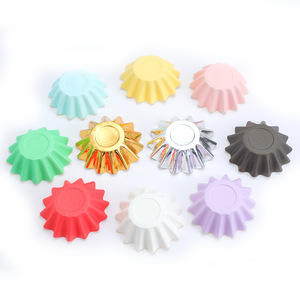 Paquete al por Mayor de 50 Envoltorios Antiadherentes, Papel Resistente para Hornear Muffins, Mini Moldes para Cupcakes para Fiestas - Product Image 1