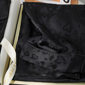 Pyjamas pour dames <span class=keywords><strong>en</strong></span> soie glacée à motif léopard <span class=keywords><strong>Pantalon</strong></span> d'été à manches courtes Vêtements de maison Cadeau de luxe pour les meilleurs amis - Product Image 5