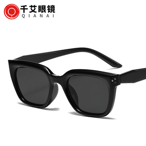 Gafas de Sol para Mujer F4-6333, Montura Negra de PC, Protección UV400, Lentes Tipo 3, Remaches de Puntos, Estilo Moderno - Product Image 3