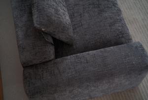 طقم أريكة مقطعية مخملية قابلة للضغط بتفريغ الهواء باللون الرمادي الداكن بتصميم كلاسيكي، أثاث غرفة المعيشة - Product Image 4