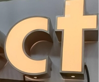 YIJIAO Lettres en métal lumineuses populaires à éclairage frontal, lettres en acrylique lumineuses avec capuchon de finition pour porte de magasin