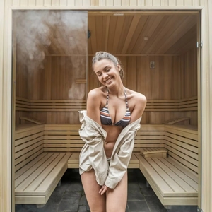 La Nueva Sauna de Vapor Exterior en Forma de Cubo de Madera de Hemlock y Redwood Canadiense Está a la Venta - Product Image 2