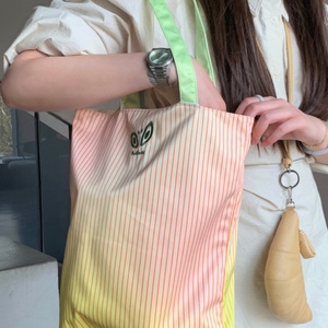 Sac à bandoulière rayé tendance, sacs de shopping en satin, sacs d'épicerie portables avec logo imprimé pour femmes - Product Image 5