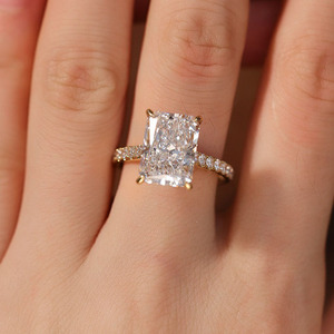 Bague en or jaune massif 18 carats avec diamant de laboratoire taille radiant de 5 carats, sertie de quatre griffes et de diamants ronds pavés sur les côtés, pour femme - Product Image 5